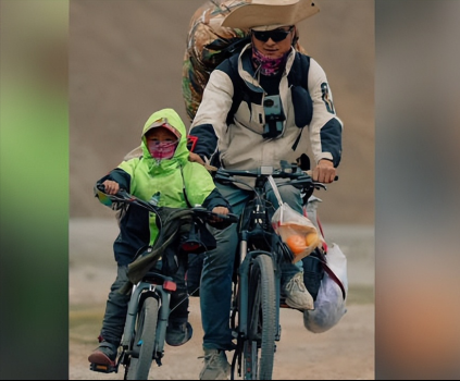 单亲爸爸辞职带儿子骑行丝绸之路 200天挑战9304公里成长之旅