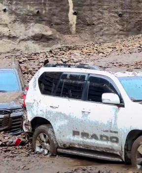 四川甘孜突发泥石流多辆豪车被埋 318国道恢复通车