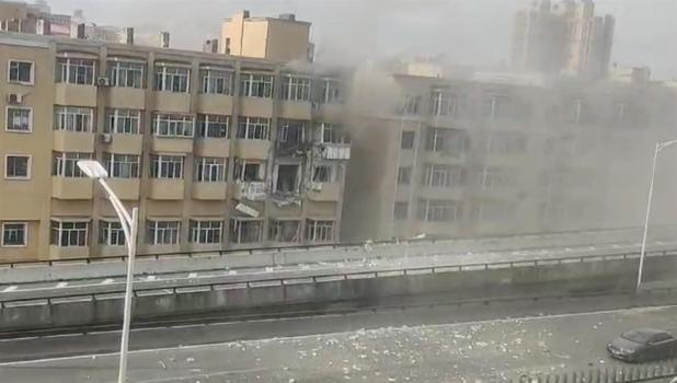 哈尔滨一居民楼爆炸多家阳台被炸没 事故致1死3伤