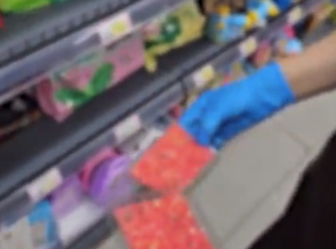 家长称超市鼠药放货架上致小孩误食 超市：灭鼠公司疏忽放错位置，鼠药鉴定过对人无害