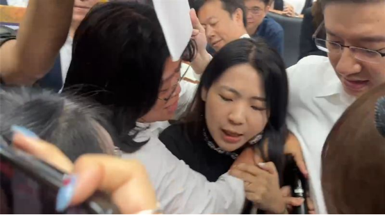 台湾立法机构爆发激烈冲突，“场面相当混乱”！