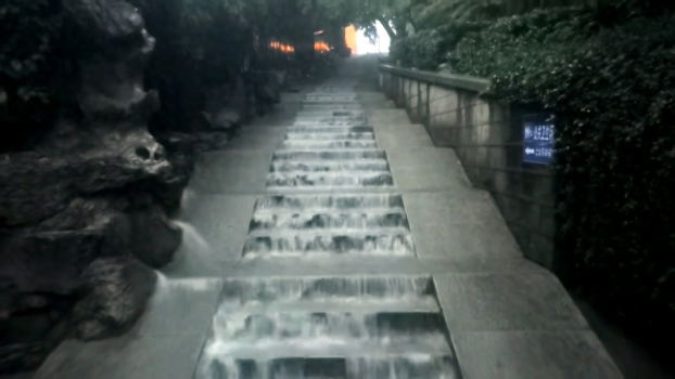 济南黑虎泉附近台阶形成短时瀑布 雨夜现壮观景象