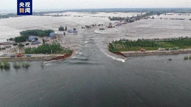 湖南岳阳洞庭湖决堤口延伸至150米 万余人紧急救援