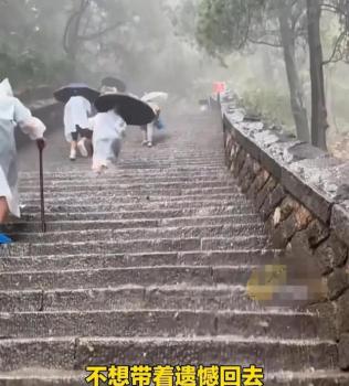 济南暴雨黑虎泉附近台阶成瀑布 极端的天气下确保安全是首要原则