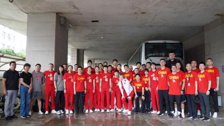 中国女篮出征巴黎 力争奥运佳绩，法国热身赛蓄力