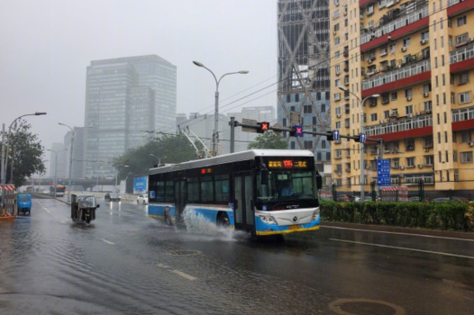 北京公交、地铁将视客流和雨情增加高峰运力 确保雨天出行安全