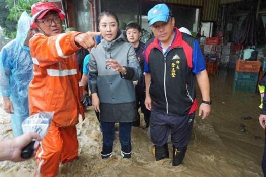 台湾南投溪水暴涨道路中断 村民撤离，物资充足