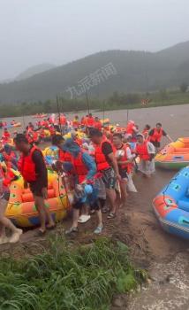 景区漂流遇暴雨 游客从玉米地撤离 千人安全退票