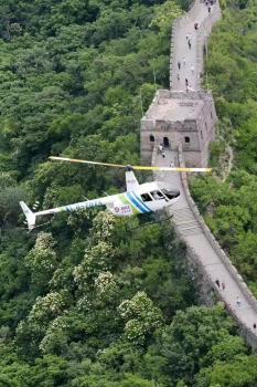 游客可乘直升机游览长城 空中俯瞰慕田峪全貌