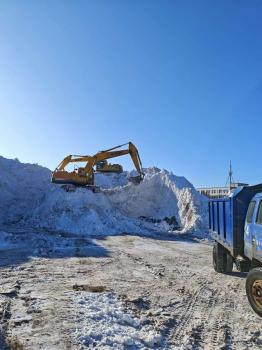 鹤岗清雪员已扫一周雪 积雪如山清理难