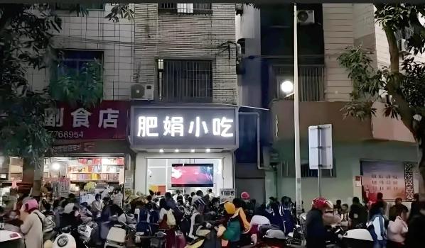 肥娟小吃店火鸡面一天消耗近10大锅 精简菜单背后的坚持与幽默