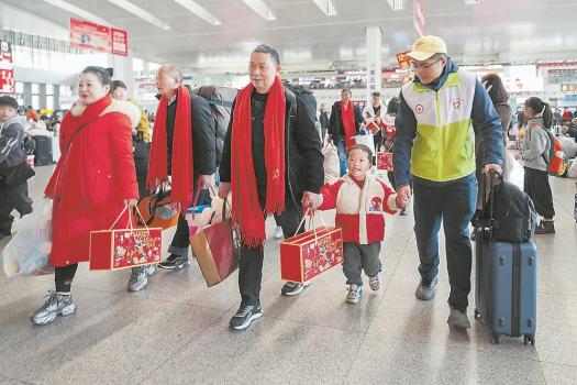 务工人员坐43小时硬座返乡过年 温暖专列送祝福