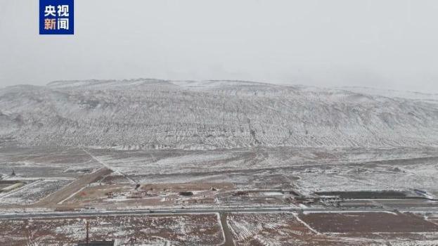 罕见！火焰山迎来降雪 红装变银装