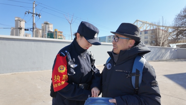 女兒除夕執(zhí)勤 父親跨越3千公里探望 只為團(tuán)聚的年夜飯