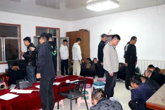 25人村里聚賭被一鍋端 警方雷霆出擊搗毀窩點(diǎn)