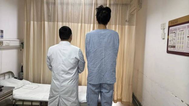 16歲男生身高瘋長(zhǎng)到1米99急壞爸媽 腦垂體瘤作祟