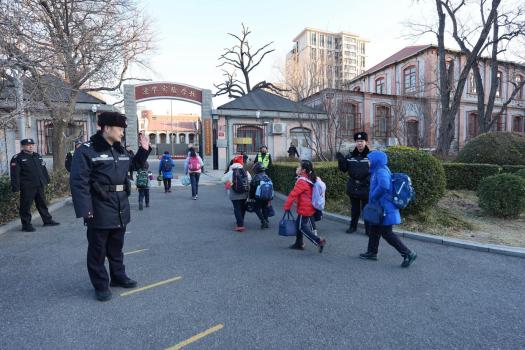 北京警方开启新学期护学模式 全面加强校园安全值守