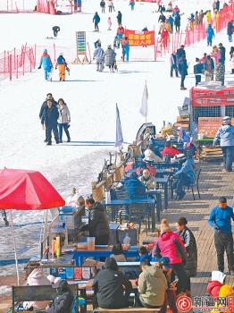 乌鲁木齐冰雪游热度不减 市民游客踏冰逐雪热情高