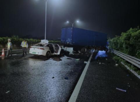 順風(fēng)車追尾貨車致3死 失管細(xì)節(jié)披露 非法營運(yùn)問題凸顯