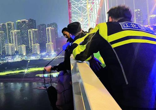 男子欲轻生 民警“话疗”成功挽救 警民合力生死营救