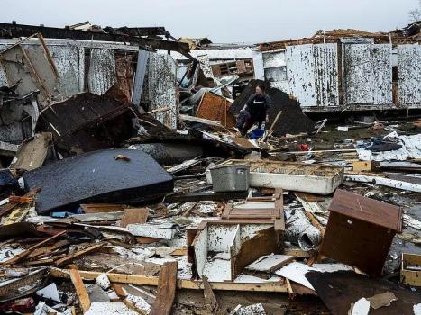 美国多地龙卷风致40余人死亡 恶劣天气威胁持续