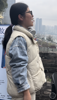 重庆游客开始吃长江索道了 创意拍摄成新宠