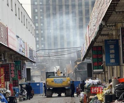 武汉一建材市场发生火灾 无人员伤亡 消防迅速控制火势