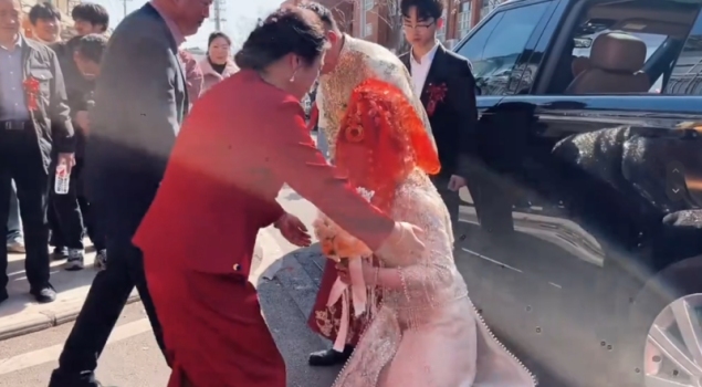 新娘上婚车前跪拜父母哭喊走了妈妈