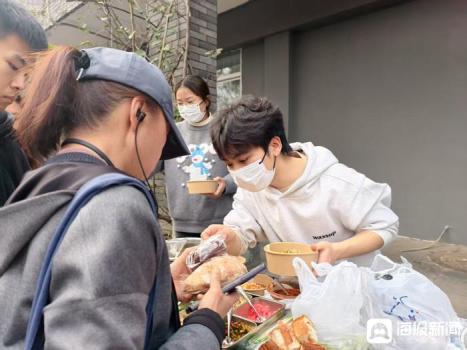 复旦大学研究生退学摆摊卖土豆泥 勇敢追梦新生活