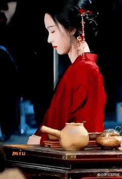 陈都灵《月鳞绮纪》红衣侧颜路透 温婉气质令人心醉