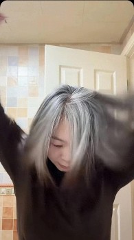 40岁女子晒养了13个月的白发 自然美引发热议