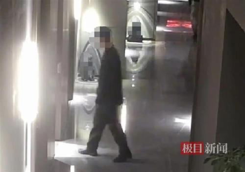 女子餐厅请客茅台竟被调包 服务员暗中换酒真相揭晓