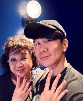 林俊杰44岁生日照 与妈妈温馨同框