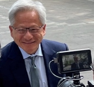 黄仁勋3个月两度访华释放哪些信号 不愿放弃中国市场