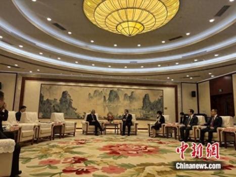 黄仁勋说AI安全发展离不开中国贡献 点赞中国AI成就