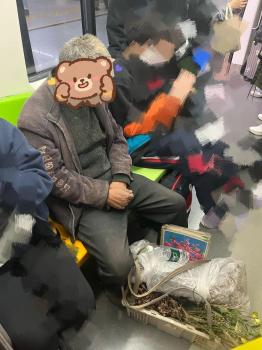 热搜第一！务工大哥坐地铁被骂脏，女乘客挺身而出：“我愿意跟他挨着！” 勇敢制止歧视