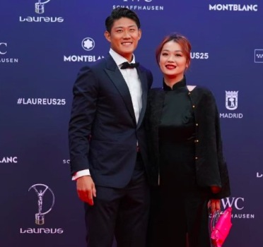 中国网球名将张之臻受邀出席劳伦斯世界体育奖颁奖典礼，和蒋裕燕纳达尔合影