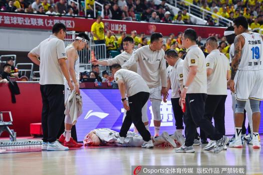 籃協(xié)回應(yīng)曾凡博被劉傳興犯規(guī)致重傷 判罰不準(zhǔn)確引發(fā)爭議