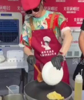 華晨宇“晨宇炒飯”開攤營業(yè) 花大廚直播互動