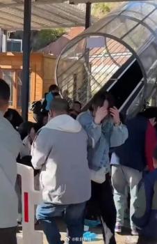景區(qū)飛天魔毯突發(fā)事故 多人被壓 設(shè)備故障疑引發(fā)混亂