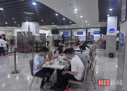 重慶榮昌“贏麻了”背后站著三個(gè)人 鹵鵝哥與官方共舞