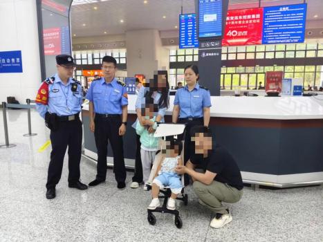 父母睡過頭5歲娃帶妹下高鐵 民警化身“寵爸”安撫