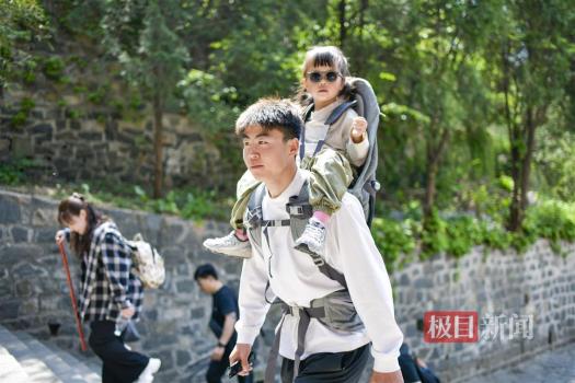 泰山陪爬小伙總結(jié)五一業(yè)績 收入創(chuàng)新高