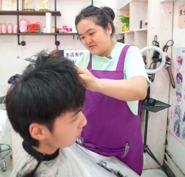 流量褪去后曉華理發(fā)店依然在排隊(duì) 曉華說(shuō)不想放過(guò)每一個(gè)顧客