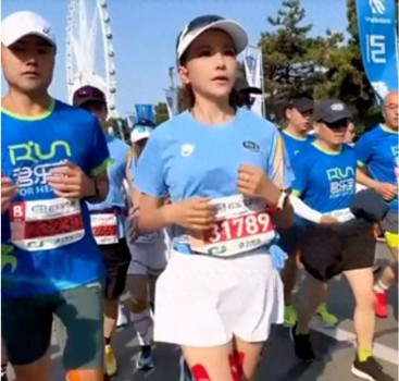 51岁主持人朱迅2小时14分跑完半马