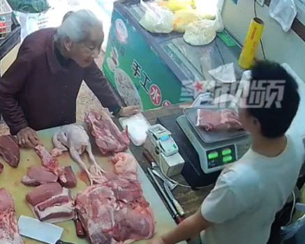 老人買肉聽(tīng)不懂普通話老板耐心復(fù)讀,，老板被逗樂(lè)