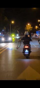 女子手抓大蛇騎車過市 單手控車引網(wǎng)友熱議
