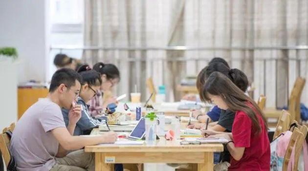 男大學生正在批量減少：教育競爭中的性別差異顯現(xiàn)