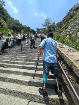 雙腿戴假肢男子4小時(shí)登頂泰山 毅力與自信的見(jiàn)證