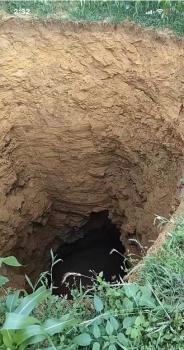 貴州一玉米地現(xiàn)深坑 一眼看不到底 原因待查將回填